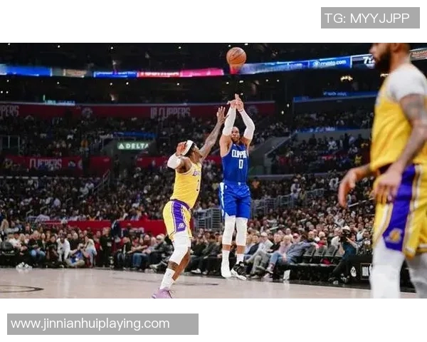 保罗乔治表现平平14投仅5得19分4篮板4抢断2盖帽罚球命中率尚可