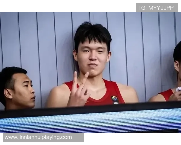 迈阿密球迷与杨瀚森偶遇合影网友呼吁保护他避免网络暴力