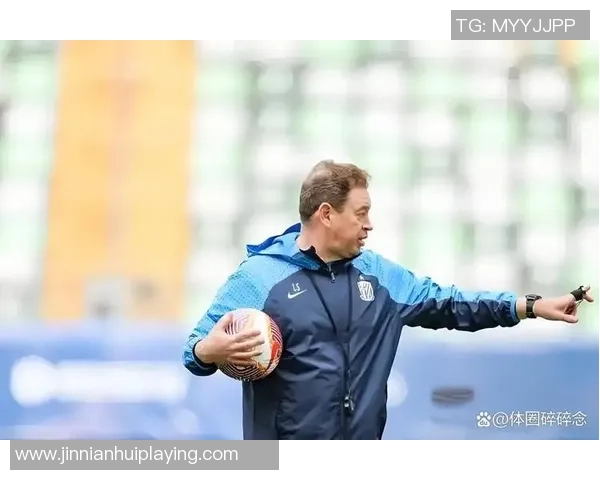 申花主帅斯卢茨基现场观战德约科维奇比赛享受偷闲时光