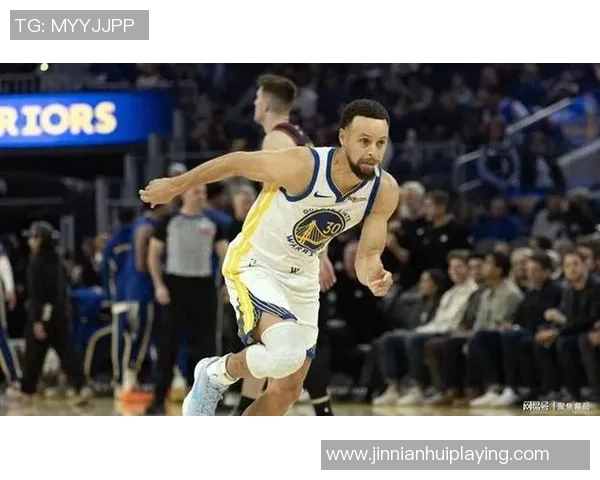 勇士开局强势发力巴特勒拼劲扑抢助攻库里三分轰炸老鹰